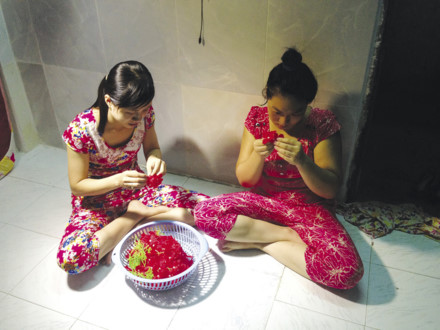 C&ocirc;ng nh&acirc;n tranh thủ &ldquo;c&agrave;y&rdquo; th&ecirc;m - Ảnh 2.