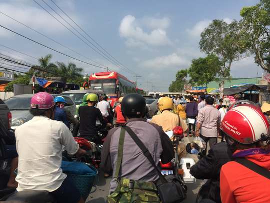 Kẹt xe hàng chục km trên Quốc lộ 1
