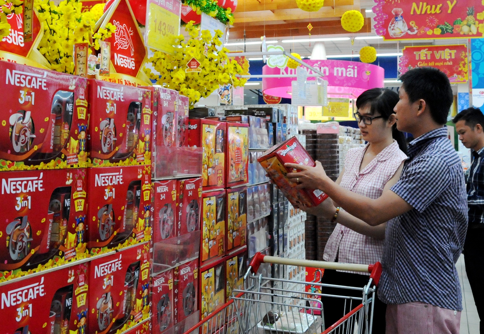 
Kh&aacute;ch h&agrave;ng chọn mua sản phẩm tết tại Co.opmart
