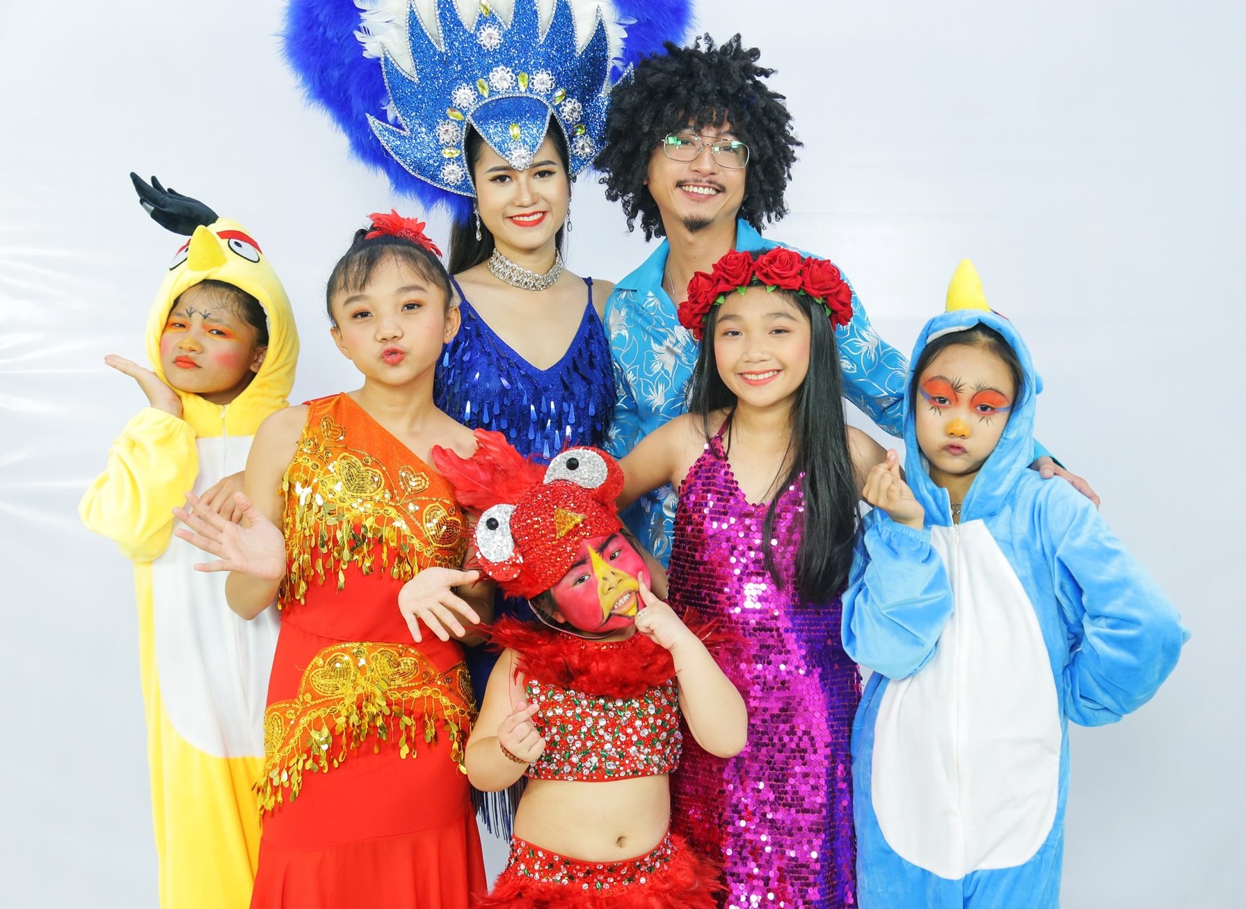 Cô bé 4 tuổi hát chèo, bài chòi, vọng cổ vô cùng duyên dáng - Ảnh 1.