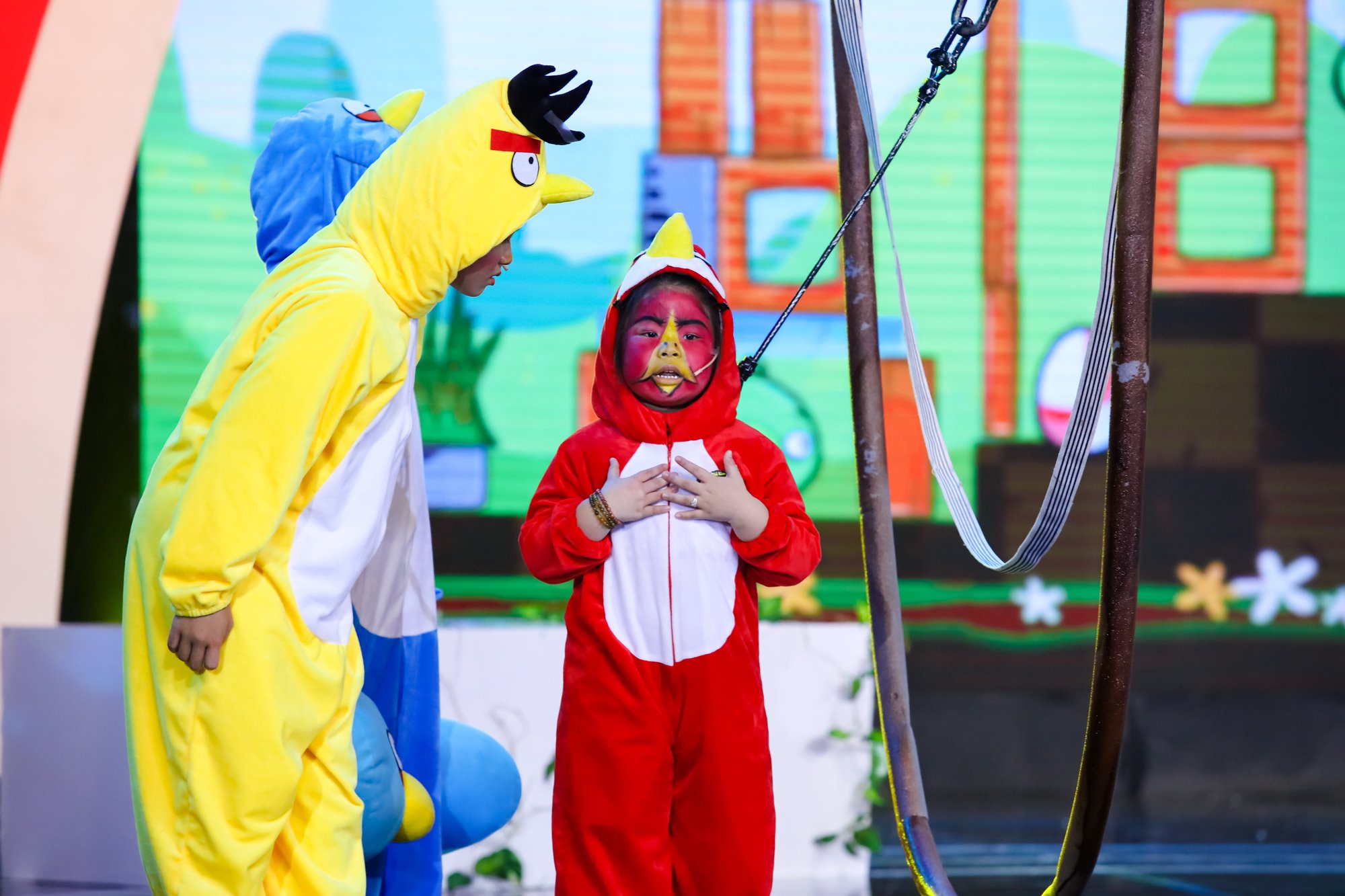 Thót tim với "nữ hoàng ứng xử" 5 tuổi hóa Angry bird bay trên không