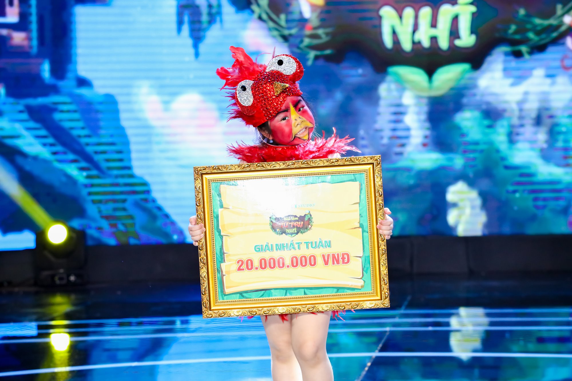 Thót tim với nữ hoàng ứng xử 5 tuổi hóa Angry bird bay trên không - Ảnh 3.