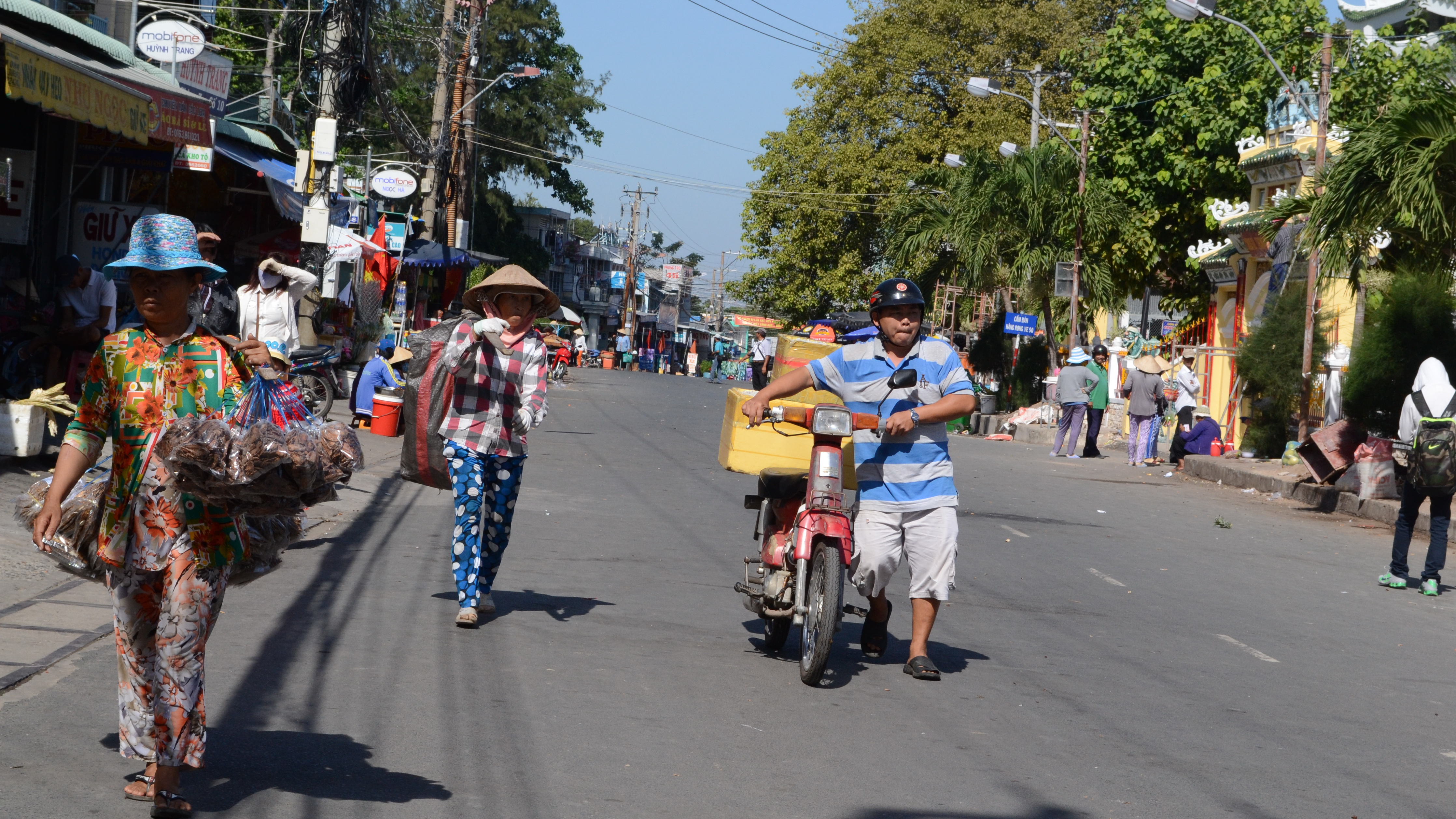 Khách đến đây vào những ngày cuối tuần sẽ được an toàn hơn vì chính quyền địa phương chọn con đường phía sau miếu Bà làm tuyến đi bộ.