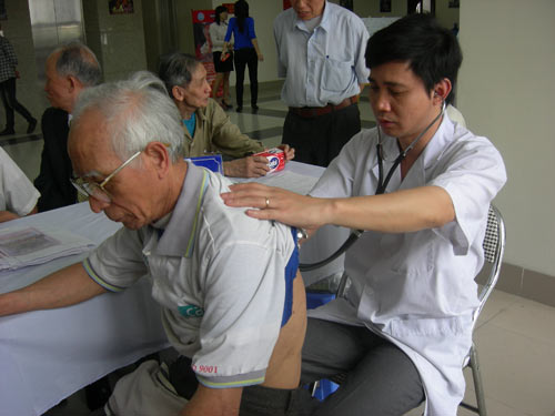 Ra giêng, thầy thuốc đắt khách