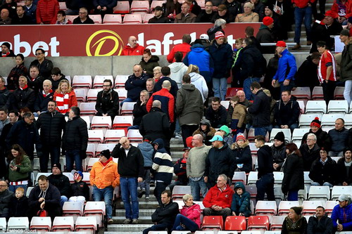 Khán giả Sunderland bỏ về sớm