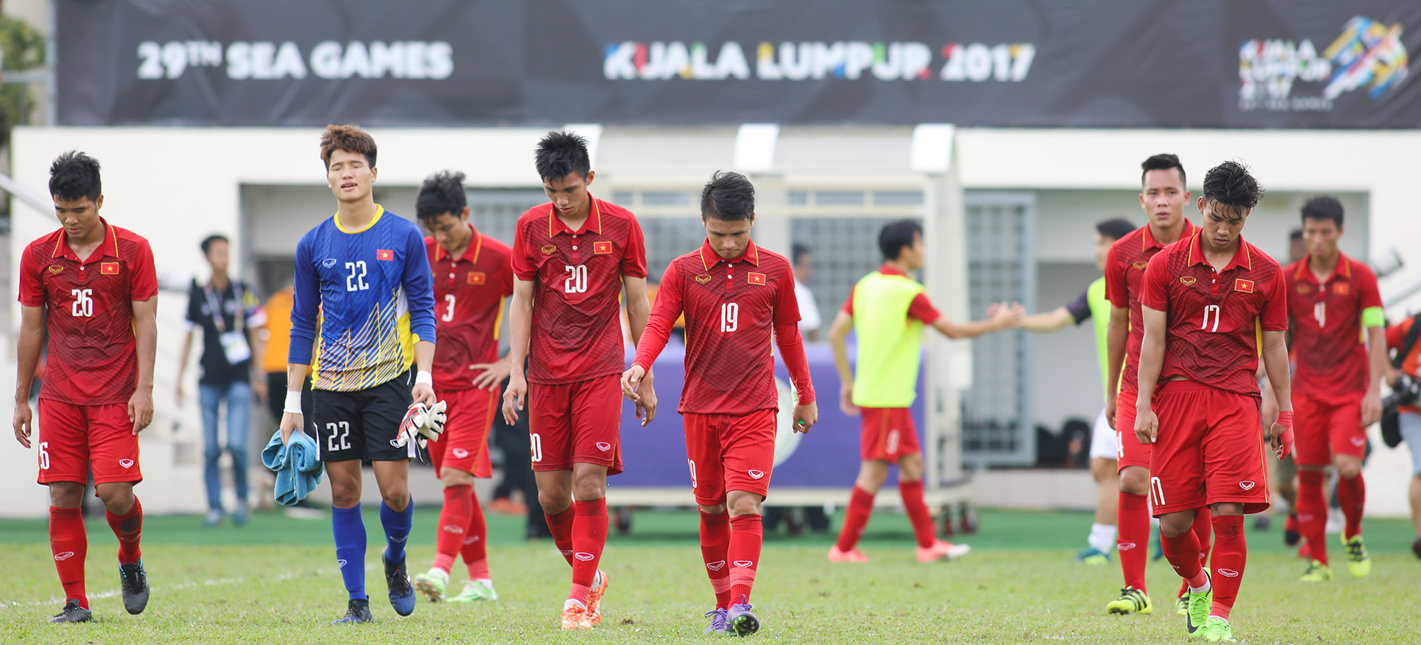 Ch&ugrave;m ảnh: Nước mắt Việt Nam tại Selayang sau trận thua của U22! - Ảnh 13.