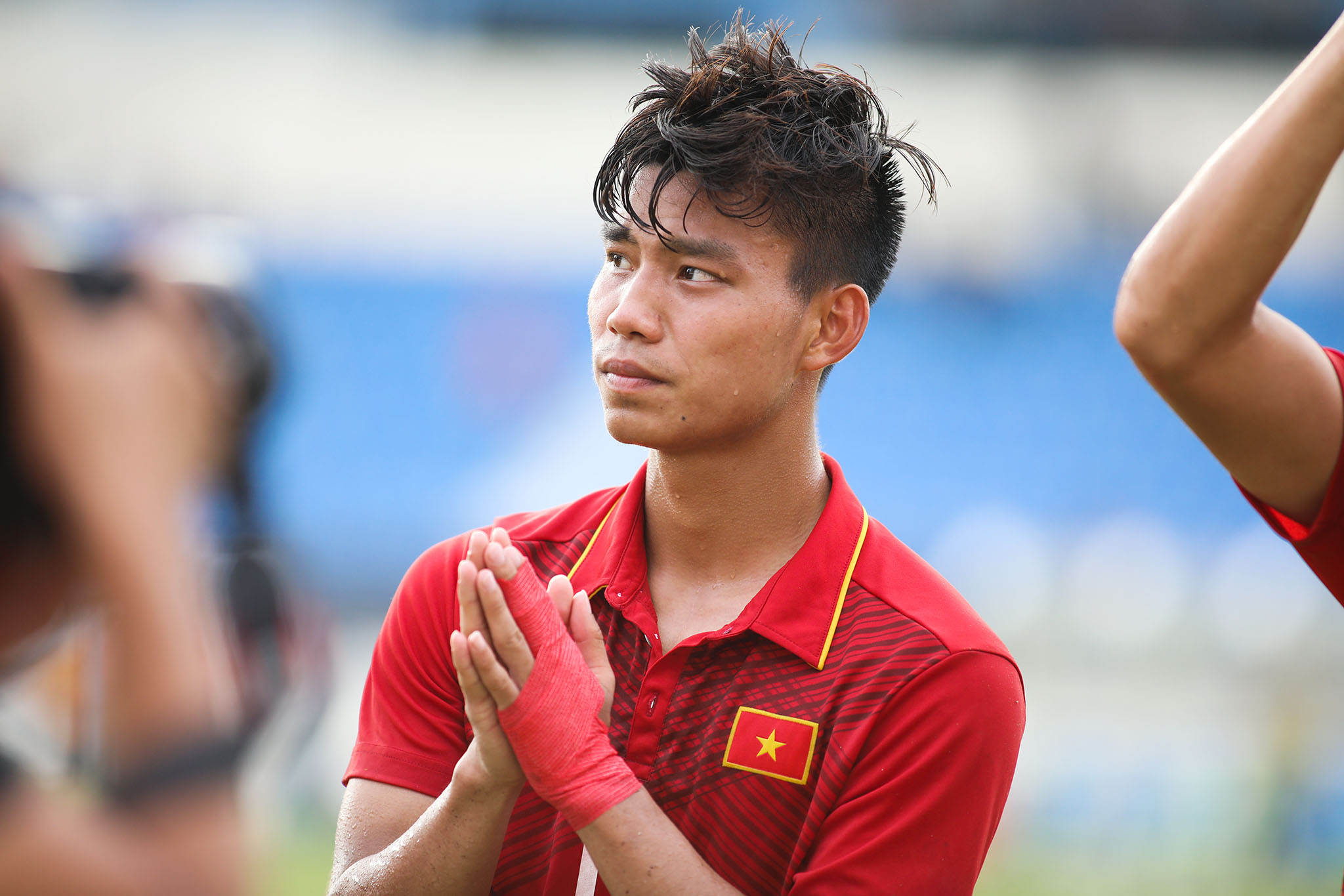 Ch&ugrave;m ảnh: Nước mắt Việt Nam tại Selayang sau trận thua của U22! - Ảnh 18.