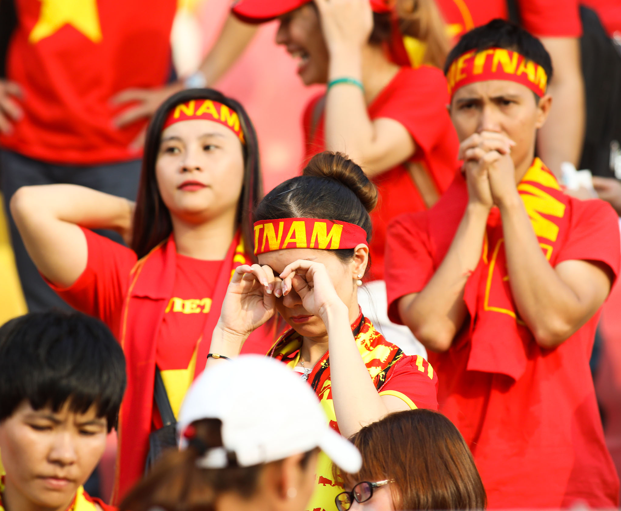 Ch&ugrave;m ảnh: Nước mắt Việt Nam tại Selayang sau trận thua của U22! - Ảnh 9.