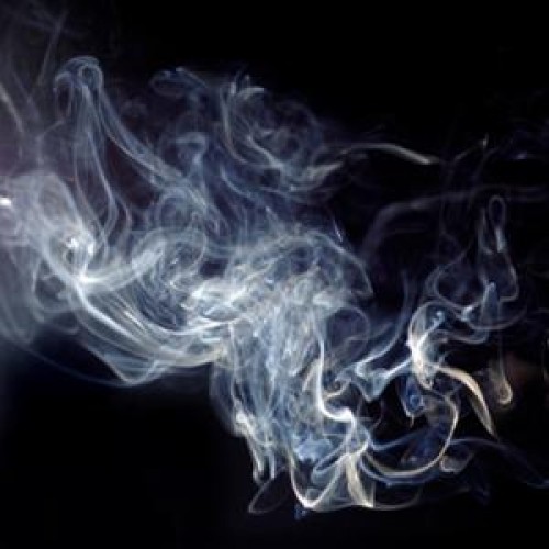 Khói thuốc vương trên quần áo cũng độc