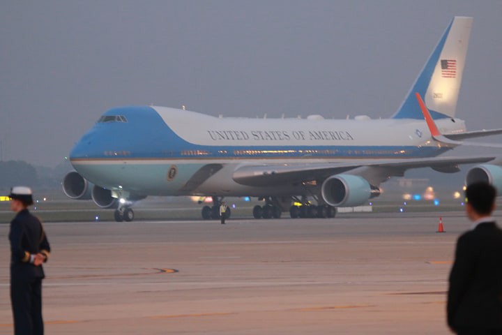 Tổng thống Mỹ Donald Trump giơ tay vẫy chào khi tới Hà Nội - Ảnh 2.