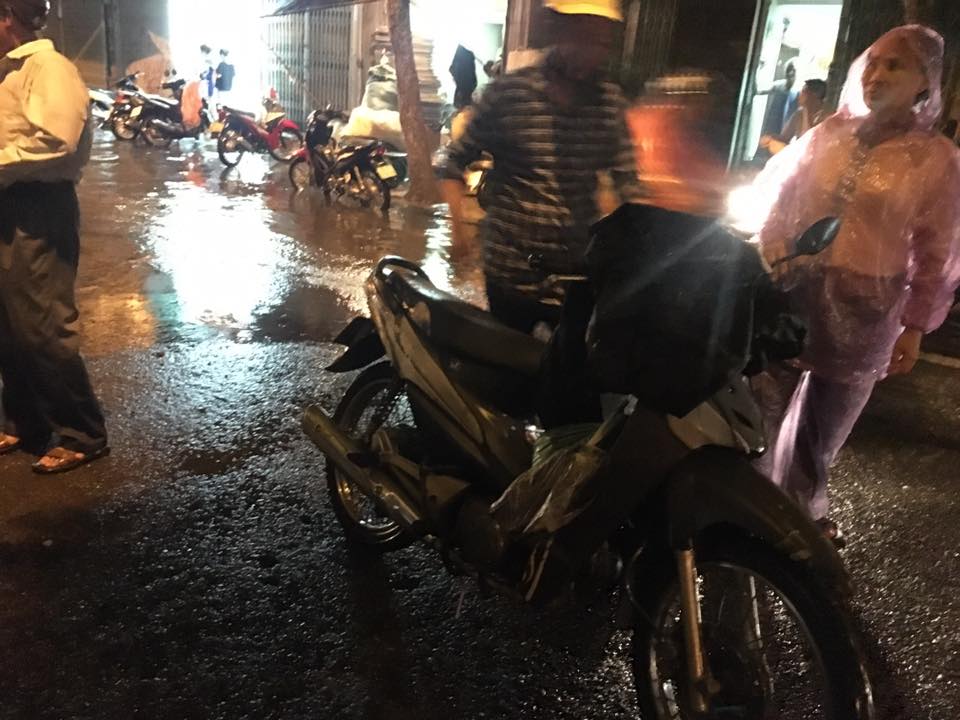 Mưa lớn, H&agrave; Nội ngập s&acirc;u, giao th&ocirc;ng hỗn loạn - Ảnh 14.