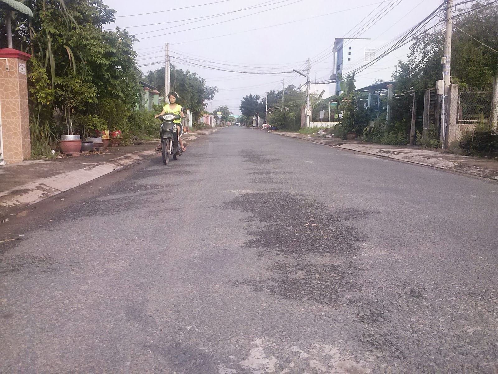 Đang xem ti vi, bị cướp vào kè súng, cướp tài sản