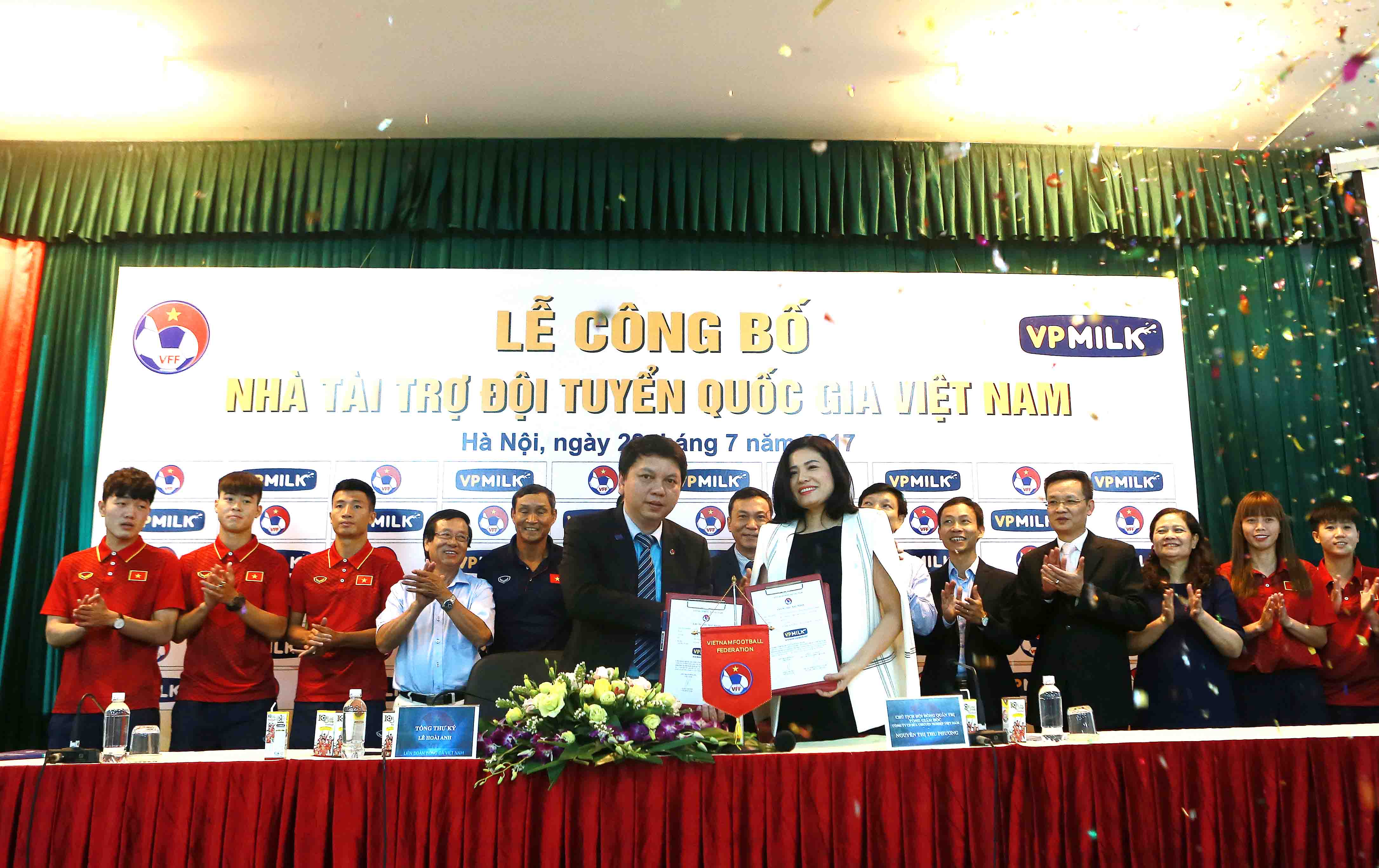 Thầy tr&ograve; Hữu Thắng nhận qu&agrave; từ VPMilk - Ảnh 3.
