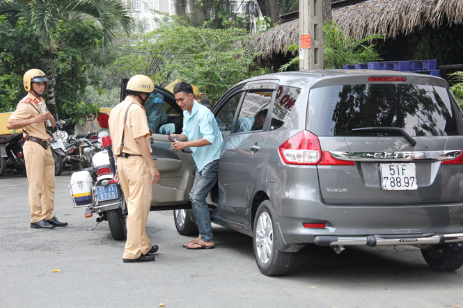 Vì sao đồng ý Grab, từ chối Uber?