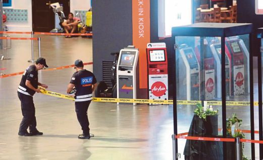 
Cảnh s&aacute;t phong tỏa c&aacute;c m&aacute;y l&agrave;m thủ tục tự động, nơi &ocirc;ng Kim Jong-nam xếp h&agrave;ng chờ tới lượt khi bị s&aacute;t hại Ảnh: New Straits Times

