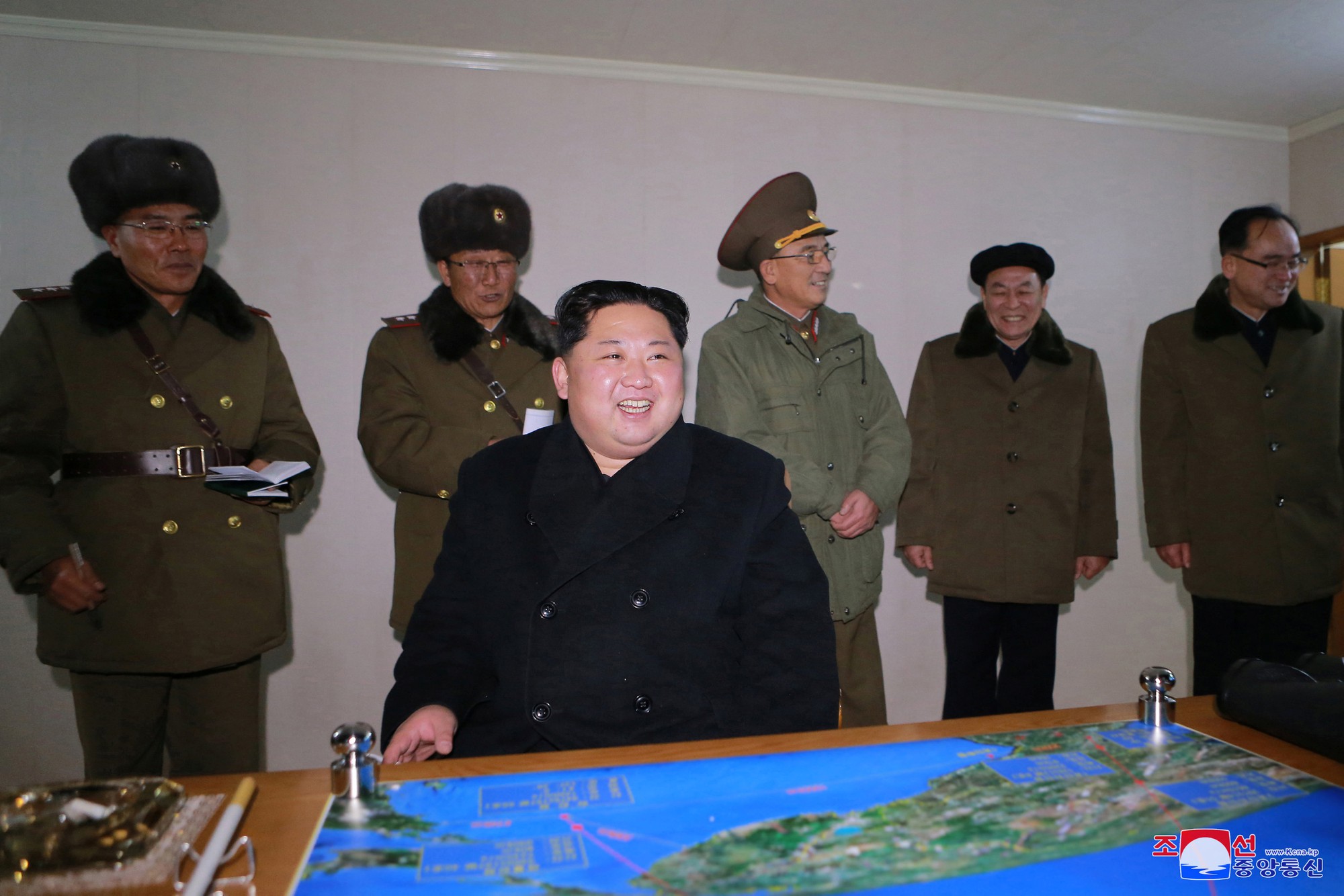 Triều Ti&ecirc;n khoe ảnh &ocirc;ng Kim Jong-un vui mừng theo d&otilde;i t&ecirc;n lửa - Ảnh 2.