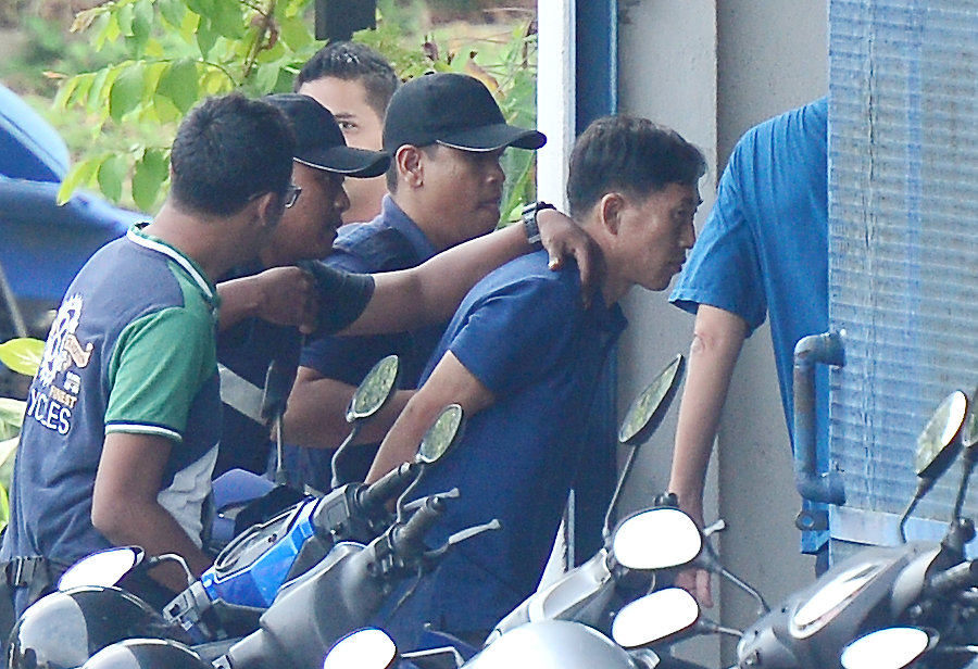 
Cảnh s&aacute;t Malaysia bắt nghi phạm Ri Jong-chol h&ocirc;m 18-2. Ảnh: Reuters
