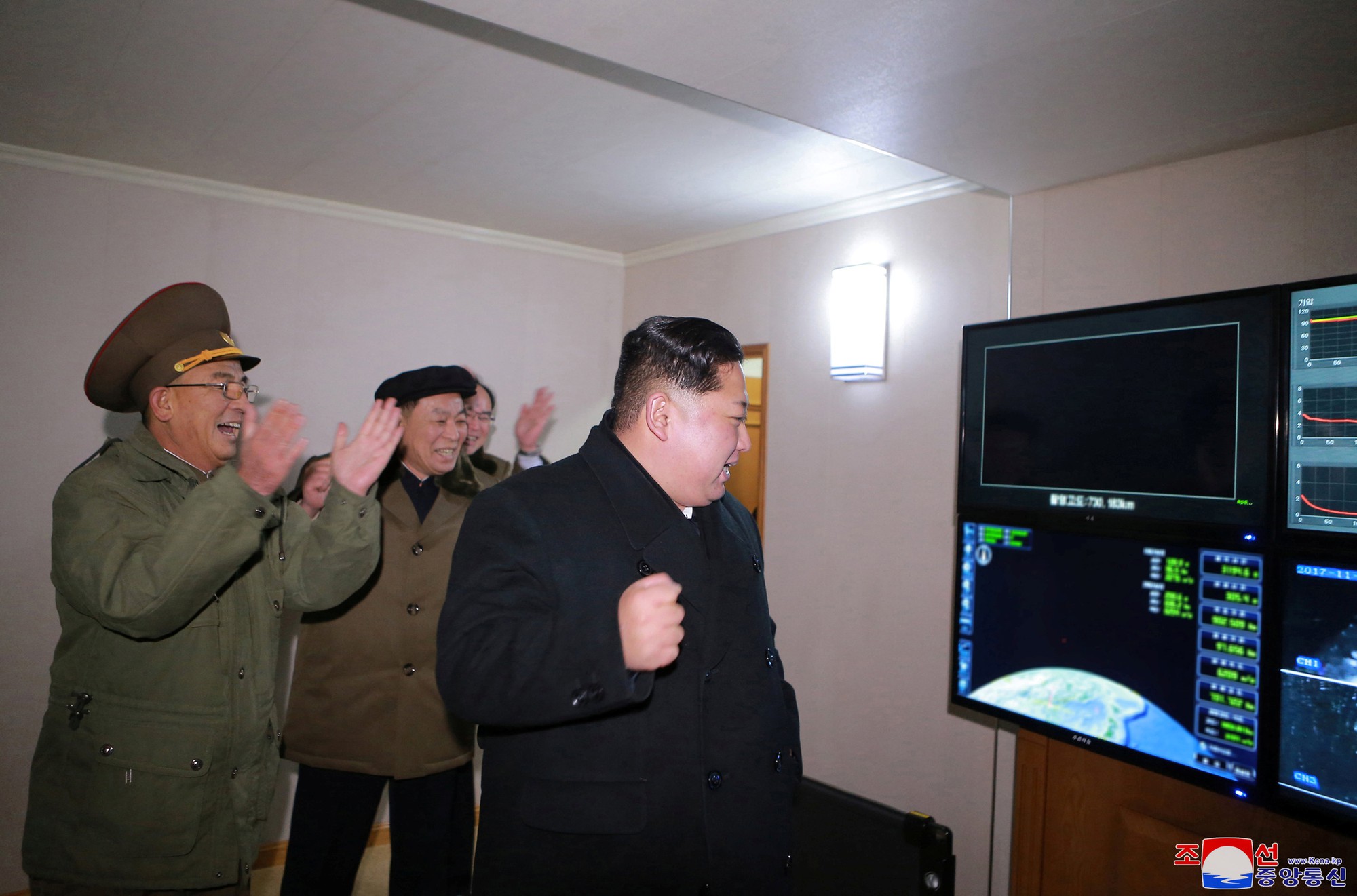 Triều Ti&ecirc;n khoe ảnh &ocirc;ng Kim Jong-un vui mừng theo d&otilde;i t&ecirc;n lửa - Ảnh 3.