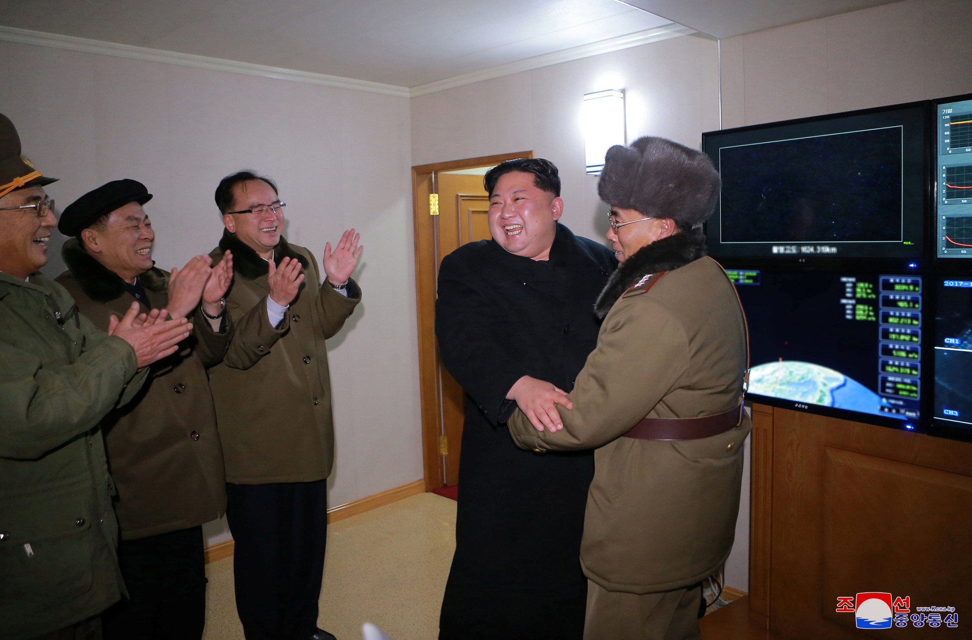 Triều Ti&ecirc;n khoe ảnh &ocirc;ng Kim Jong-un vui mừng theo d&otilde;i t&ecirc;n lửa - Ảnh 4.