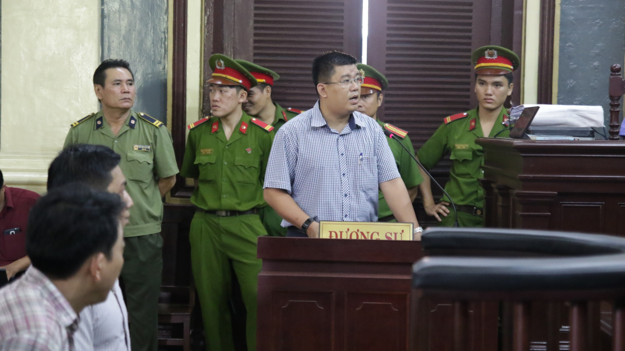 [VIDEO]: Mở m&agrave;n ng&agrave;y thứ 4 Đại diện Bộ y tế xin trả lời t&ograve;a &aacute;n bằng văn bản của bộ - Ảnh 3.