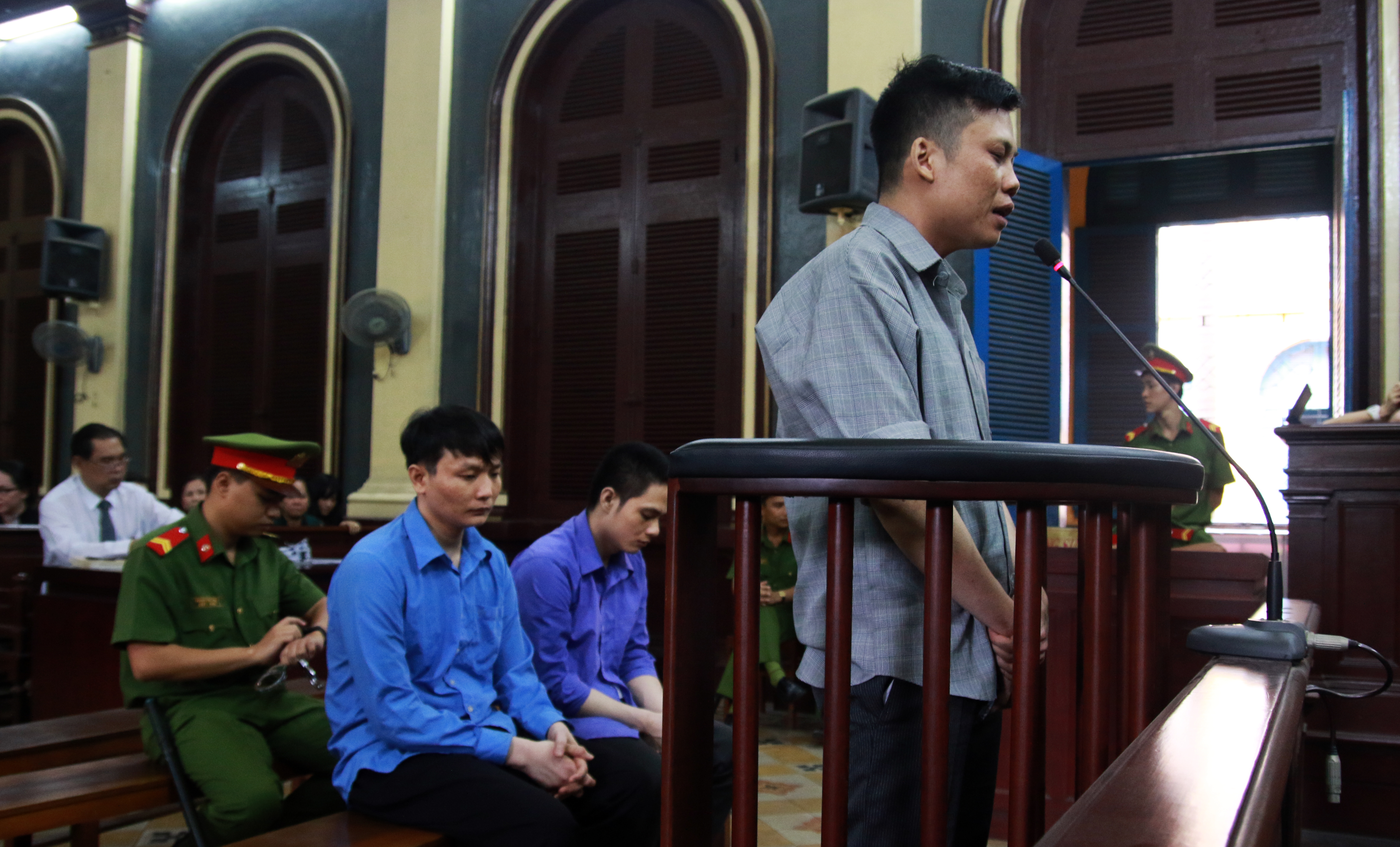 Vụ cựu c&ocirc;ng an gọi c&ocirc;n đồ xử chủ nợ: 3 &aacute;n chung th&acirc;n - Ảnh 2.