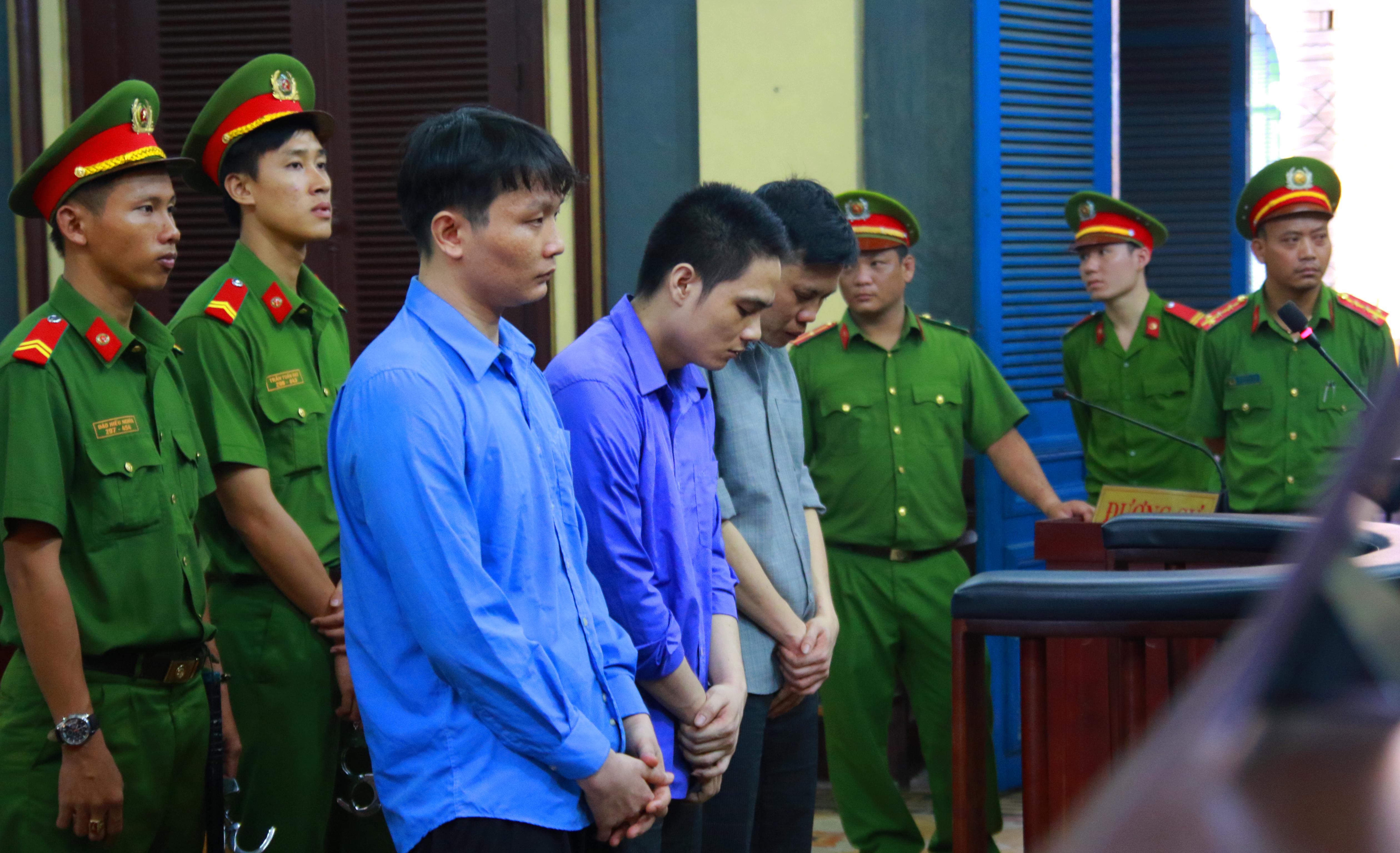 Vụ cựu c&ocirc;ng an gọi c&ocirc;n đồ xử chủ nợ: 3 &aacute;n chung th&acirc;n - Ảnh 1.