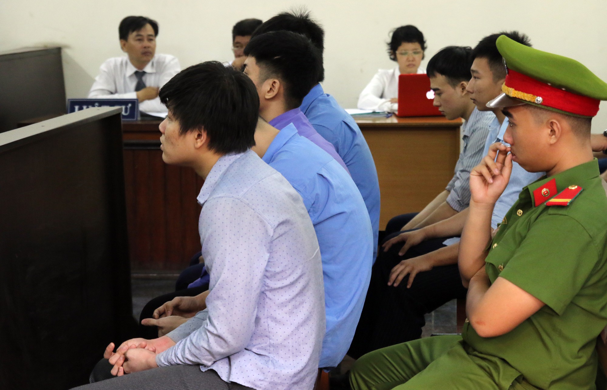 Kh&ocirc;ng xử được đối thủ, nh&oacute;m thanh ni&ecirc;n s&aacute;t hại người v&ocirc; tội - Ảnh 1.
