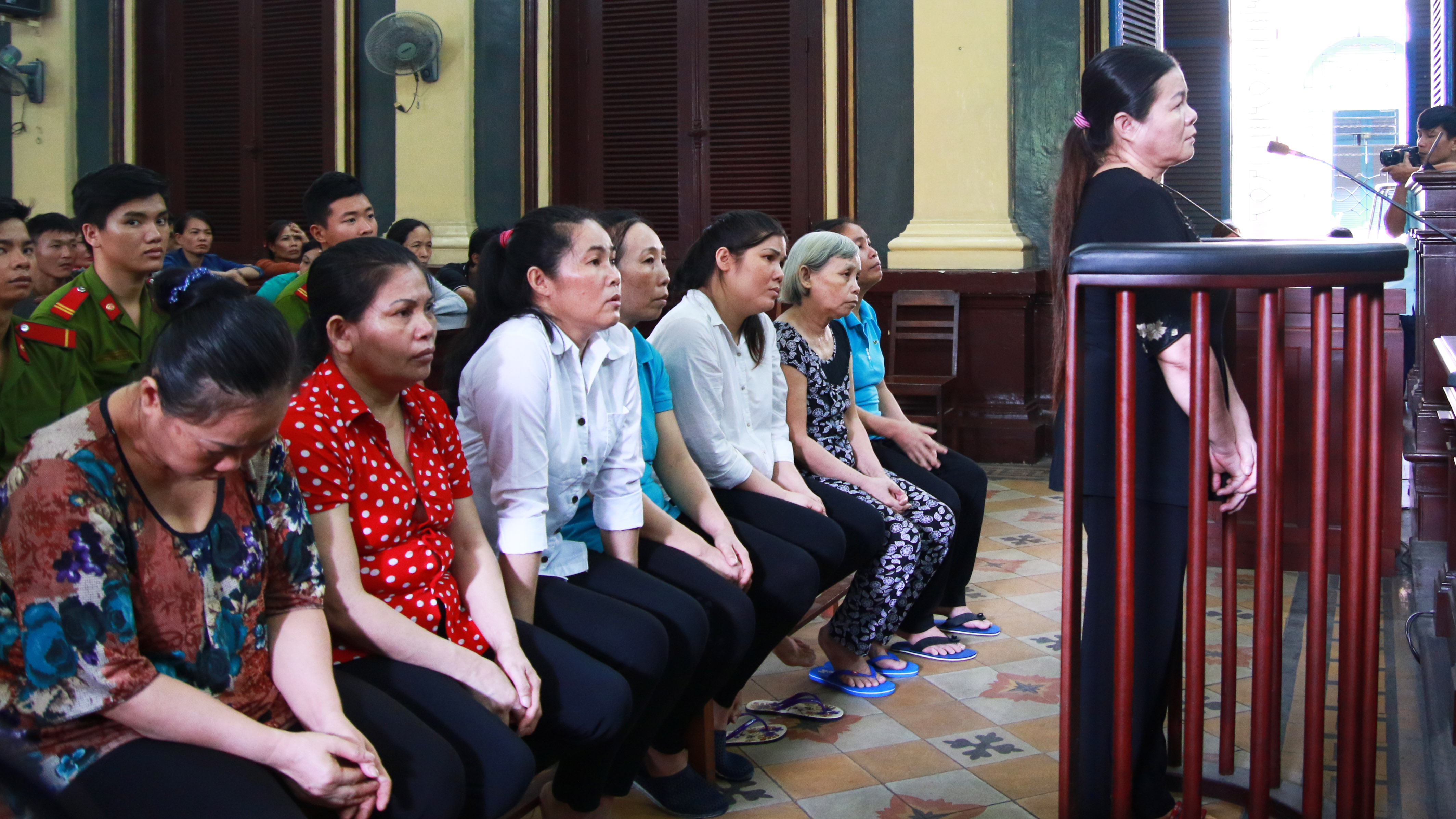 Băng nữ nhặt ve chai đột nhập kho hàng trộm vải