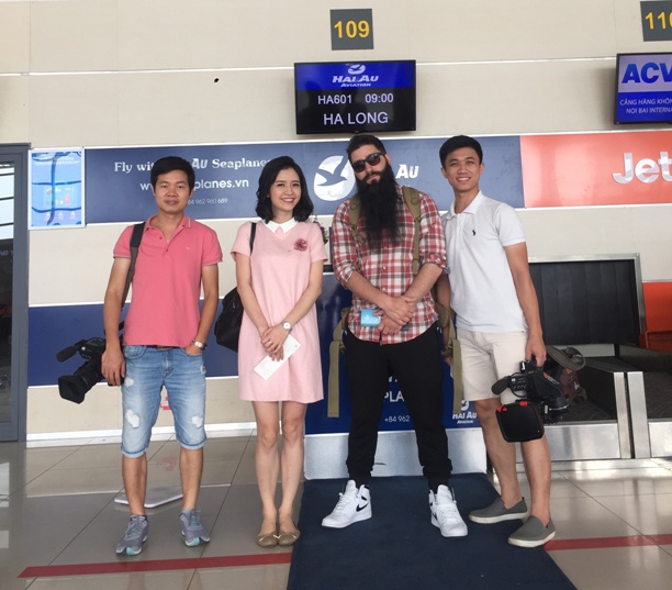 Đạo diễn phim Kong cưỡi thuỷ phi cơ ngắm vịnh Hạ Long - Ảnh 2.