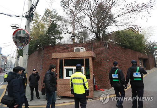 Cảnh sát đứng gần nhà riêng của bà Park Geun-hye hôm 12-3. Ảnh: Yonhap