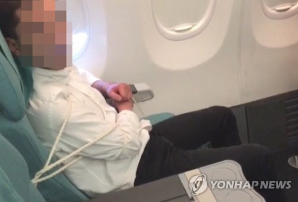 Người đ&agrave;n &ocirc;ng 35 tuổi bị tr&oacute;i v&igrave; g&acirc;y rối tr&ecirc;n chuyến bay của h&atilde;ng h&agrave;ng kh&ocirc;ng Korean Air cuối năm 2016. Ảnh: Yonhap