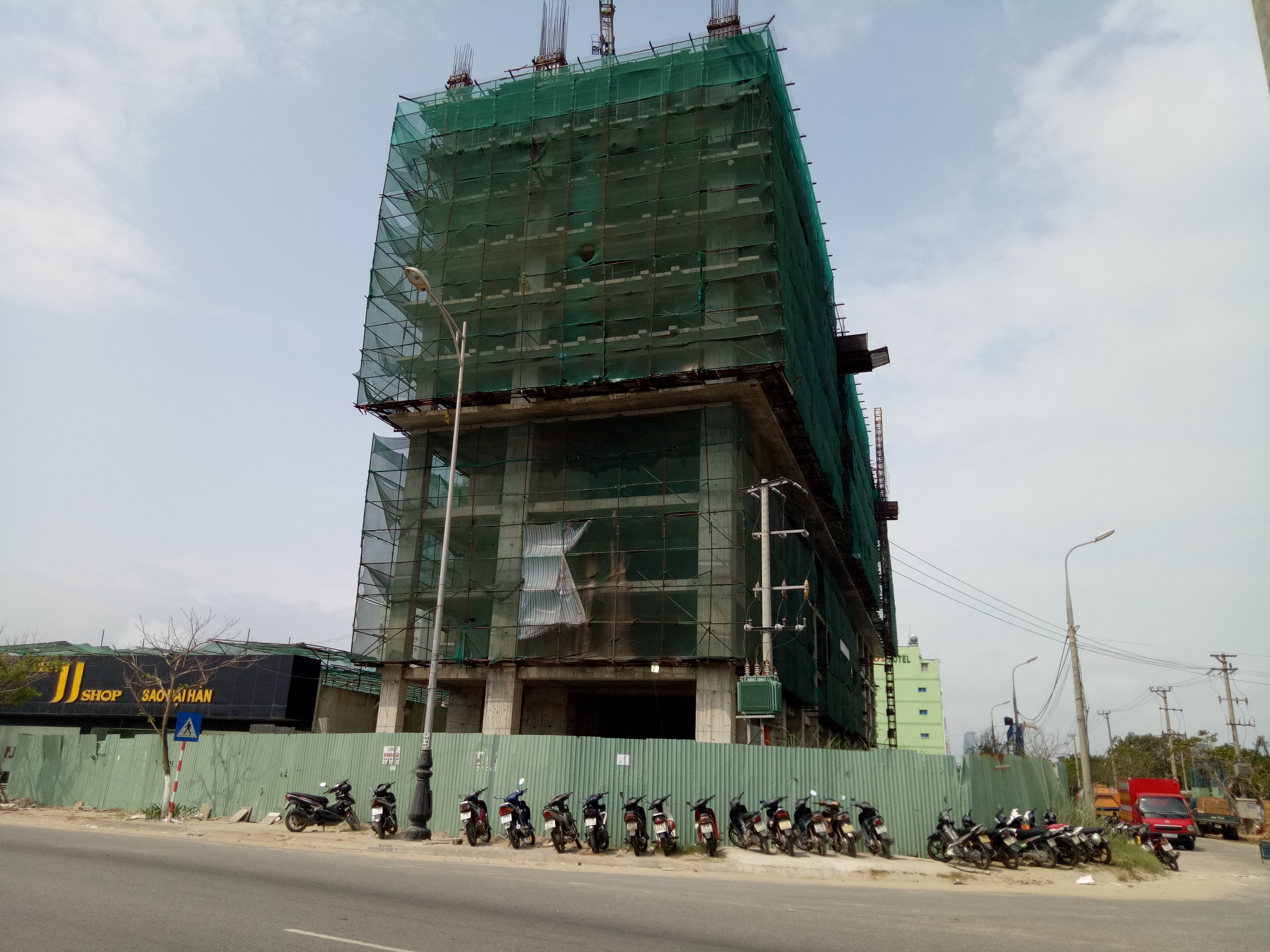 Khách sạn xây “chui” 10 tầng bị phạt 1 tỉ đồng