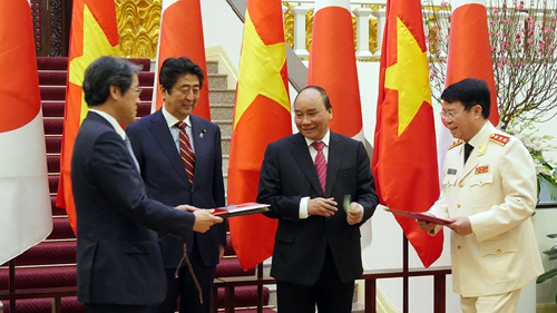 
Hai Thủ tướng chứng kiến lễ k&yacute; v&agrave; trao đổi văn kiện hợp t&aacute;c giữa Việt Nam v&agrave; Nhật Bản
