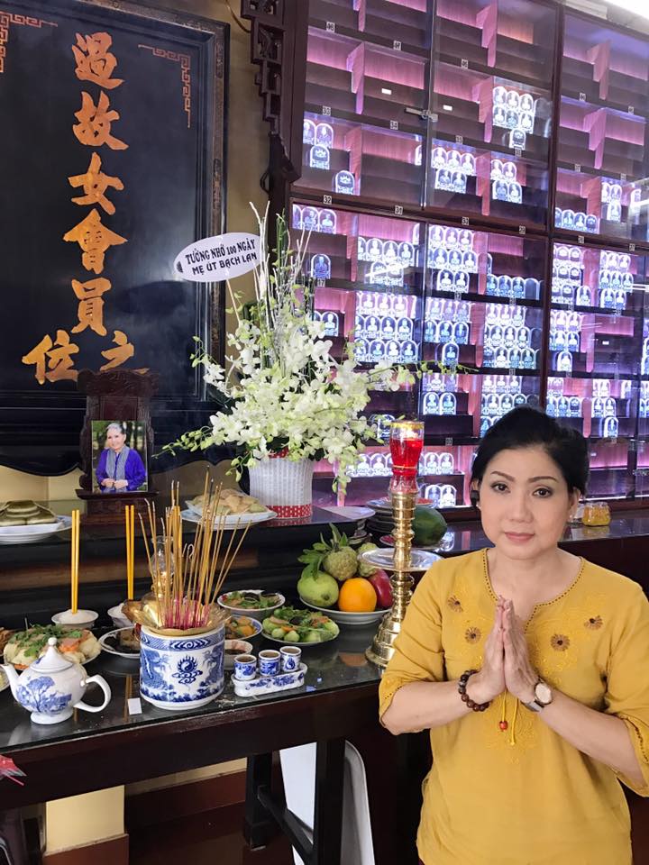 NSƯT Phượng Loan đến thắp hương tưởng nhớ sầu nữ Út Bạch Lan nhân 100 ngày mất của bà tại Chùa Xá Lợi
