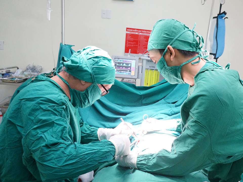 N&acirc;ng ngực cho... ch&agrave;ng trai tuổi 18 - Ảnh 2.