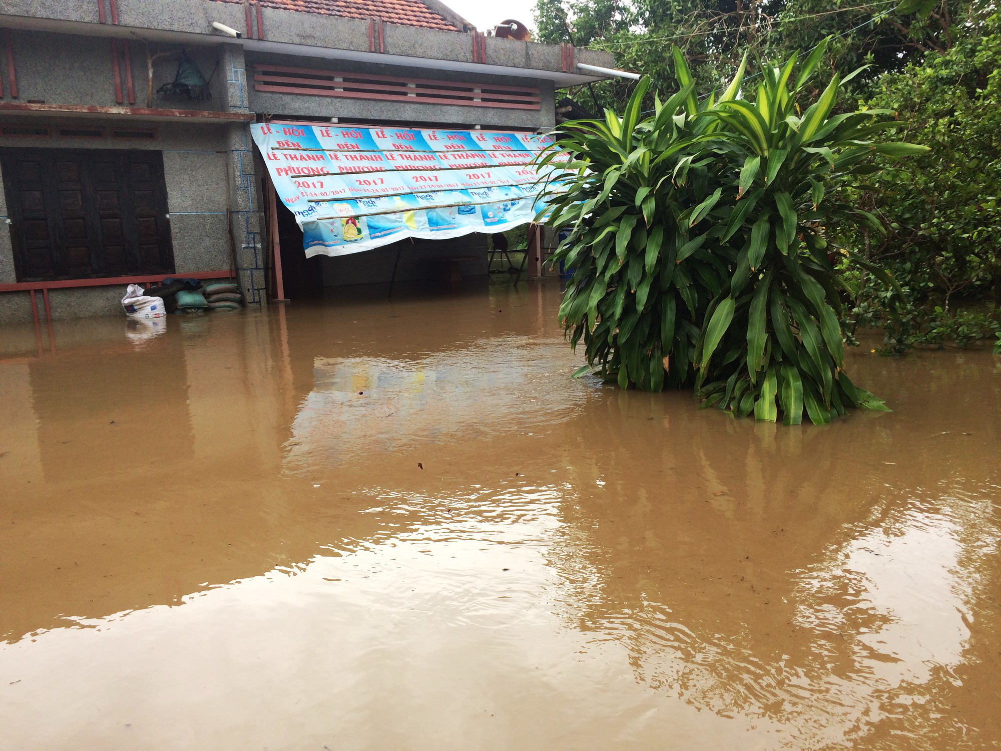 Phú Yên: Nước sông đột ngột lên cao, 1 người bị cuốn trôi
