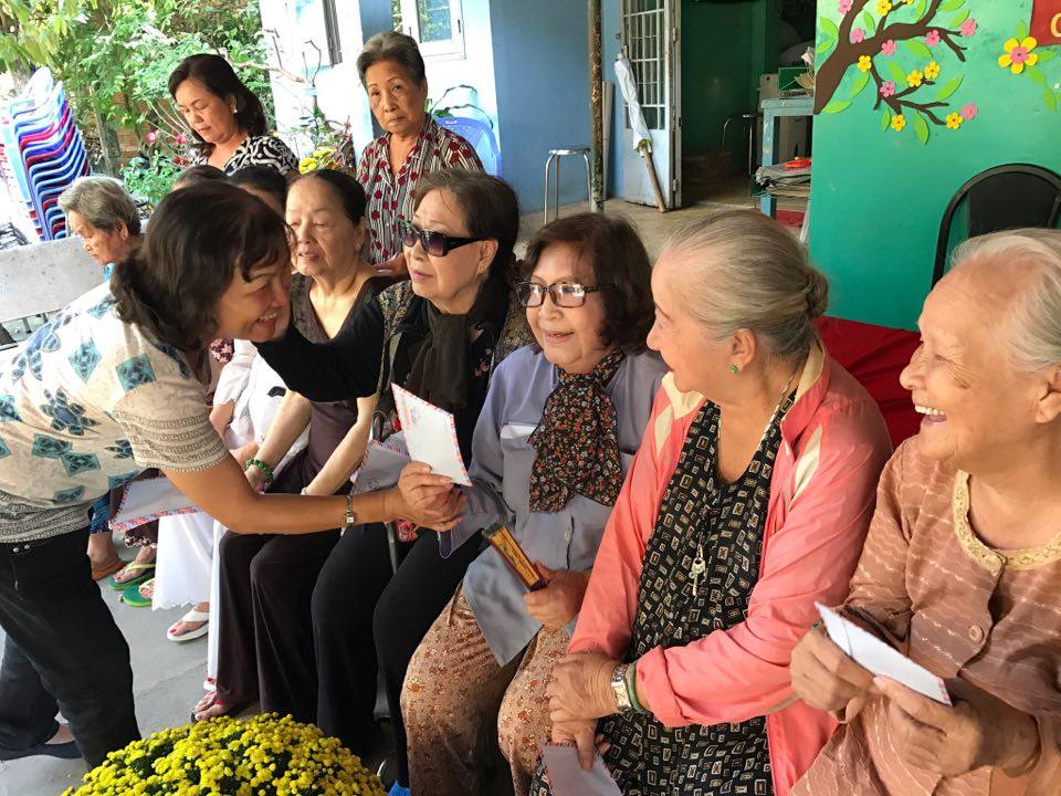 Chị Huỳnh Hạnh - đại diện gia đình trao tiền cho các nghệ sĩ lão thành tại Khu Dưỡng lão Nghệ sĩ TPHCM