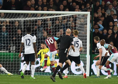 Thua derby London, Tottenham hết hy vọng tranh ng&ocirc;i v&ocirc; địch - Ảnh 4.
