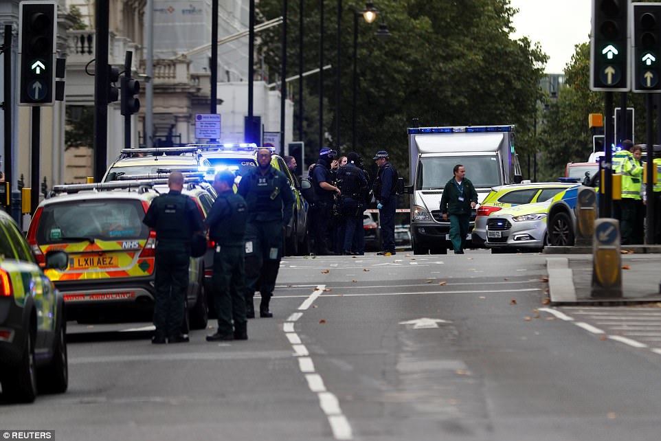 Lại lao xe vào đám đông ở London - Ảnh 6.