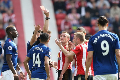 Thẻ đỏ của Larsson khiến Sunderland hết hy vọng lật ngược thế trận