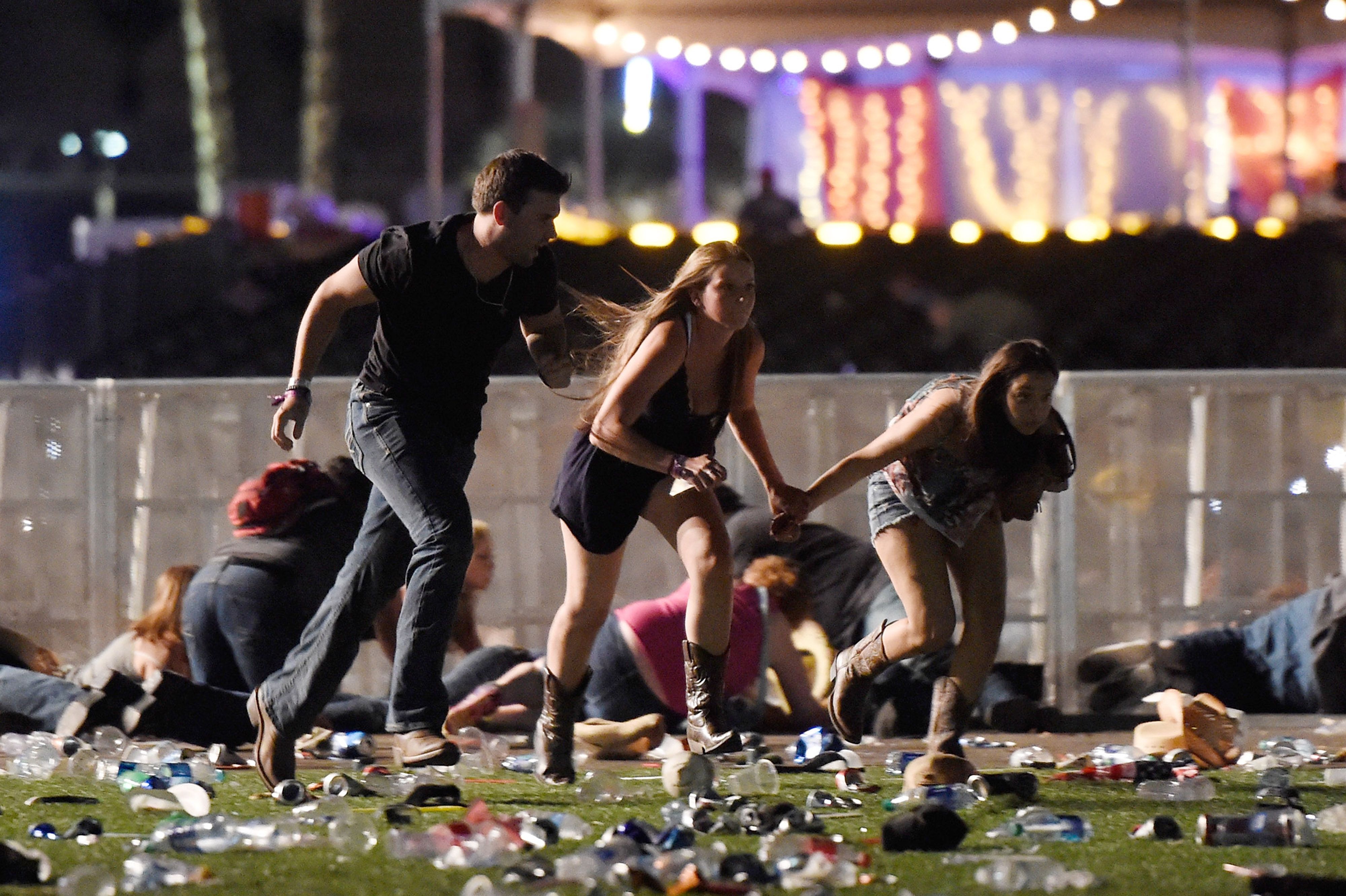 Sao nhạc đồng qu&ecirc; kinh ho&agrave;ng v&igrave; vụ xả s&uacute;ng ở Las Vegas - Ảnh 1.