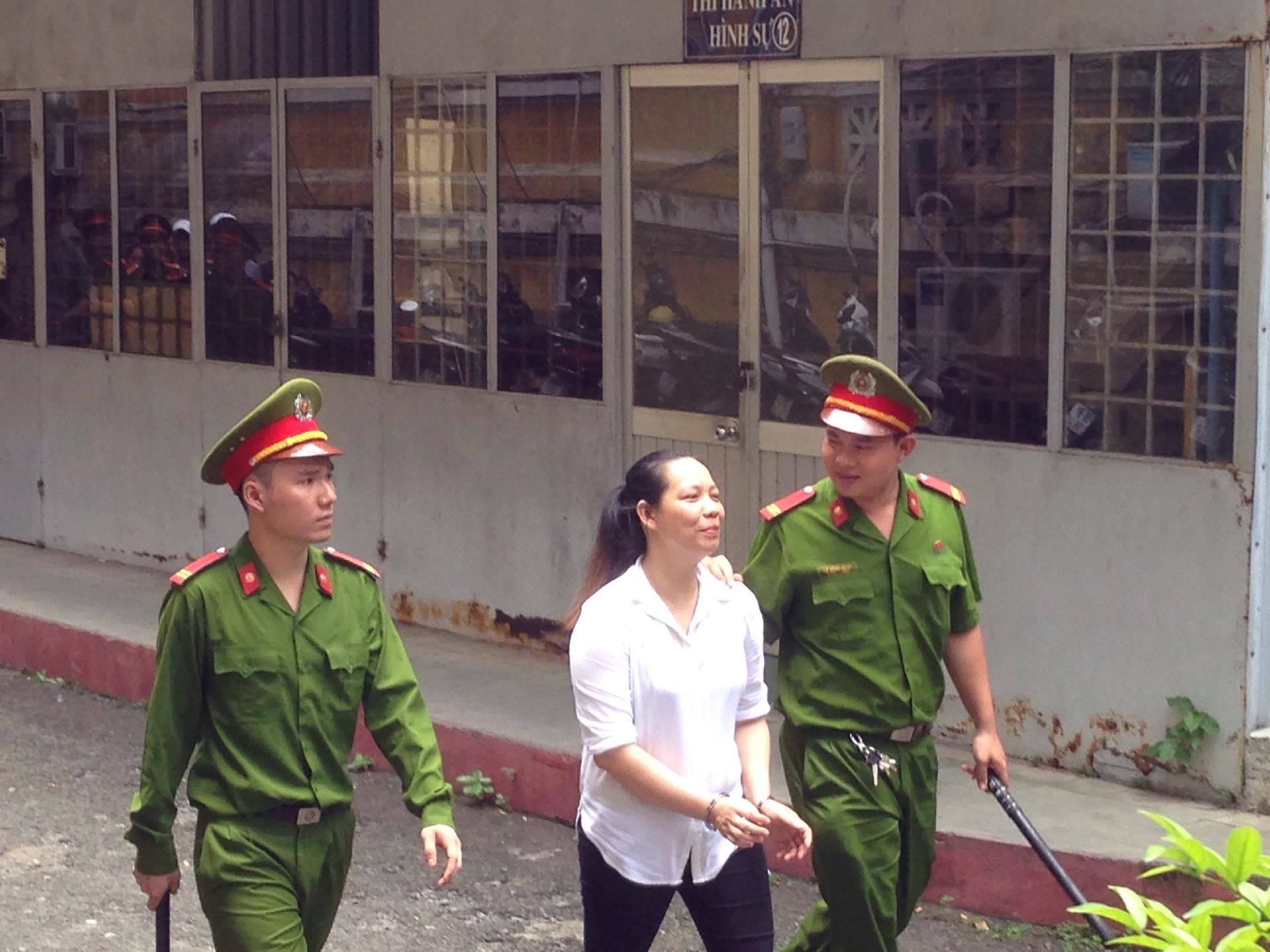 Bà trùm hớn hở khi lãnh án!