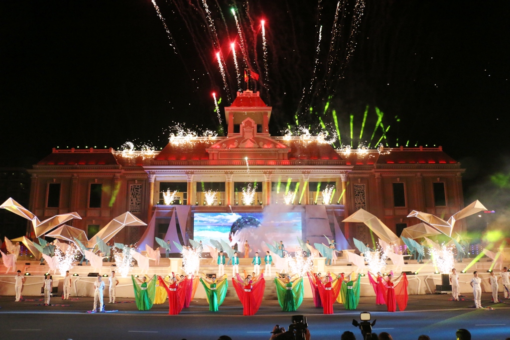 Ngắm ph&aacute;o hoa, uống bia miễn ph&iacute; tại Festival Biển Nha Trang 2017 - Ảnh 1.