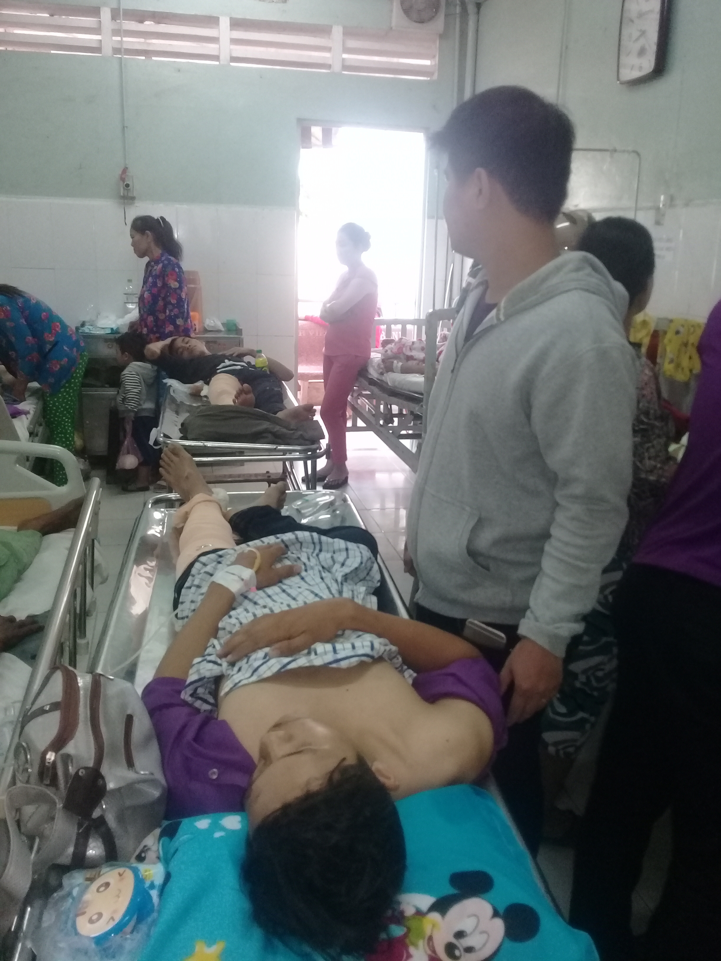 Lê Tấn M. bị gãy xương đùi trái