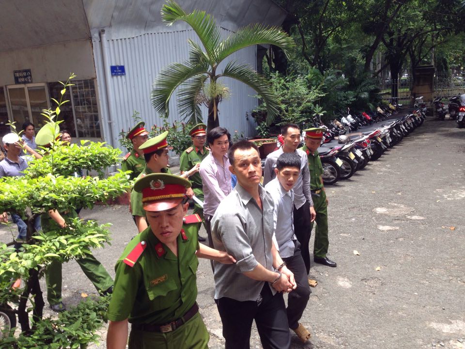 B&agrave; tr&ugrave;m hớn hở khi l&atilde;nh &aacute;n! - Ảnh 2.