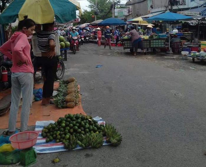 Mối lo thực phẩm bẩn từ c&aacute;c chợ tạm phục vụ c&ocirc;ng nh&acirc;n - Ảnh 2.
