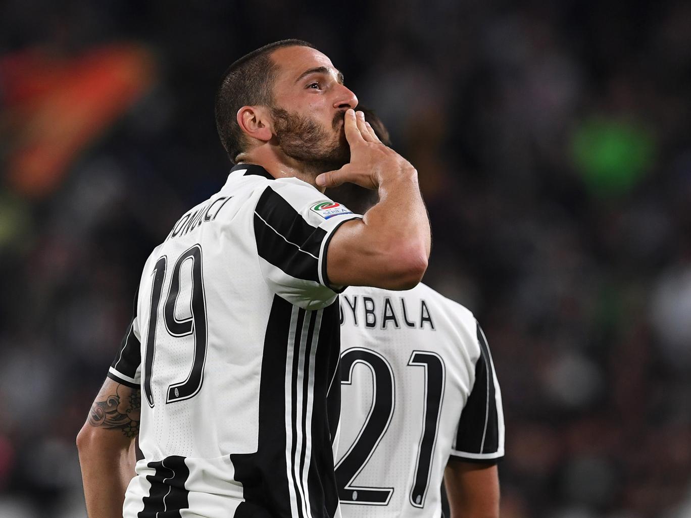 Man City mua bom tấn Walker, Juve b&aacute;n Bonucci - Ảnh 2.