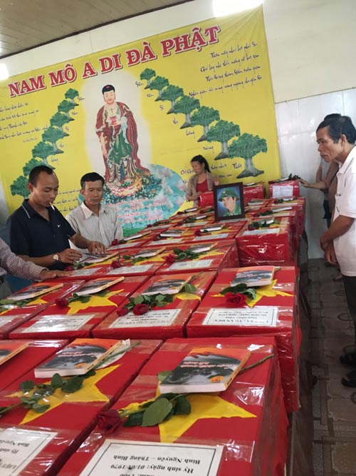 Đưa h&agrave;i cốt qu&acirc;n t&igrave;nh nguện Việt Nam hy sinh tr&ecirc;n chiến trường Campuchia về qu&ecirc;. Ảnh: Nhi Dũ