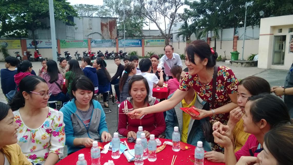 Bà Phạm Ngọc Lan, Phó chủ tịch LĐLĐ quận Tân Phú , TP HCM, lì xì cho CNVC- LĐ khó khăn, không có điều kiện về quê sum họp