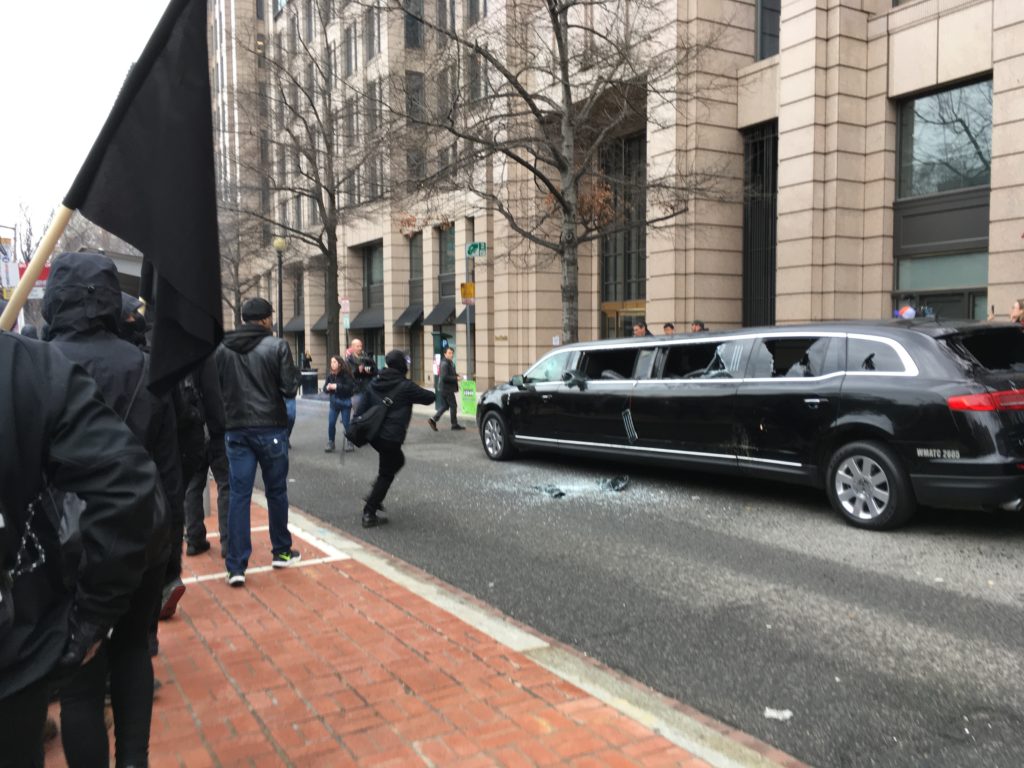 Cửa k&iacute;nh một chiếc xe limo ở trung t&acirc;m Washington bị đập vỡ. Ảnh:Washington Post